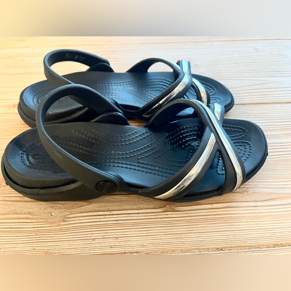 Crocs Women’s Size 9 Black Metallic Strap Slingback Sandals Dual Comfort - Picture 3 of 4